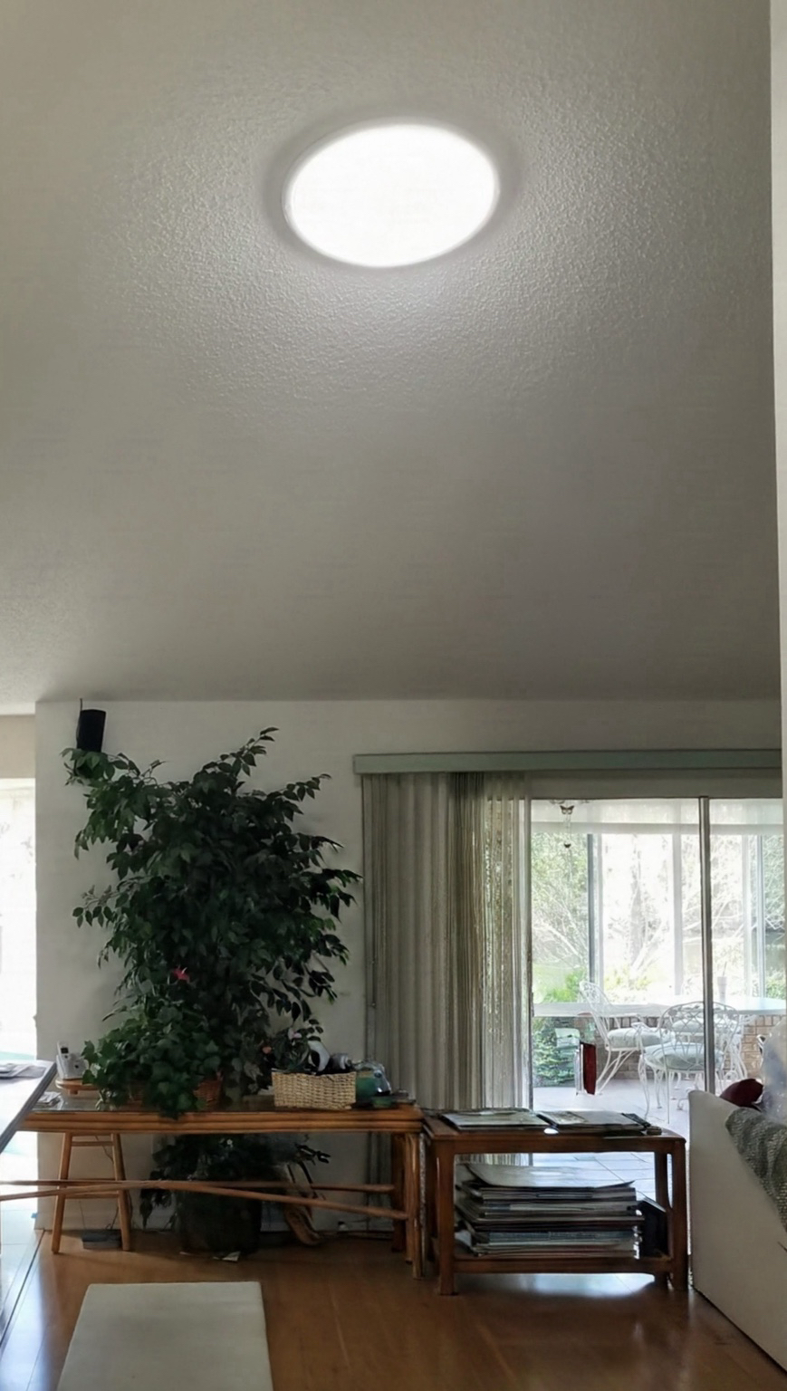 Sun tunnel bringing natural daylight through a bright circular ceiling diffuser